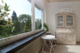 Arbeiten in Hamburg, wohnen im Grünen – das Beste aus beiden Welten! Reihenhaus in Norderstedt - Panorama Fenster Zimmer mit Balkon