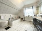 Gepflegte Maisonettewohnung mit Balkon und Stellplatz in Halstenbek - Badezimmer