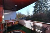 Großzügiges Einfamilienhaus in ruhiger Hanglage in Hamburg-Eißendorf mit abteilbarem Baugrundstück - Loggia