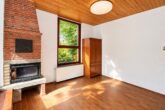 Großzügiges Einfamilienhaus in ruhiger Hanglage in Hamburg-Eißendorf mit abteilbarem Baugrundstück - Zimmer mit Kamin
