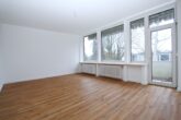Sanierte 2-Zimmerwohnung mit Balkon in Hamburg - Niendorf - Wohnzimmer