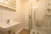 Helle 3-Zimmer-Wohnung mit Südloggia und viel Potenzial in Hamburg-Niendorf - Duschbad