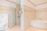 Exklusives Penthouse mit großer Dachterrasse in Top-Lage von Hamburg-Volksdorf - Vollbad mit separater Dusche