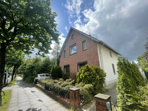Wohnhaus mit Entwicklungspotenzial in Ahrensburg, 22926 Ahrensburg, Einfamilienhaus