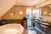 Exklusive Villa mit großem Garten in Hamburg-Poppenbüttel - Vollbad mit Jacuzzi