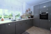 Wohnen auf zwei Ebenen mit eigenem Garten und sonniger Terrasse - Küche