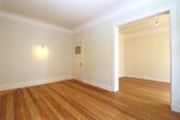 Stilvoll sanierter Altbau mit 4 Zimmern und 2 Balkonen in Toplage - Zimmer vorne links