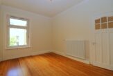 Stilvoll sanierter Altbau mit 4 Zimmern und 2 Balkonen in Toplage - Zimmer mitte