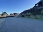 Eigentumswohnung unter Reet mit Potenzial zur Selbstverwirklichung - Parkplätze