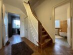Einfamilienhaus mit Charme und Großzügigkeit - Flur mit Treppe in den Spitzboden