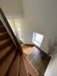 Einfamilienhaus mit Charme und Großzügigkeit - geschwungene Holztreppe