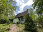 Einfamilienhaus mit Potenzial auf weitläufigem Grundstück - Frontansicht