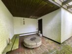 Einfamilienhaus mit Potenzial auf weitläufigem Grundstück - überdachte Sitzecke