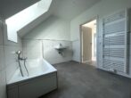 Neubau Doppelhaushälfte in ruhiger Familienlage von Rellingen - Badezimmer Obergeschoss