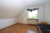 Schönes Zweifamilienhaus mit Garten in ruhiger Lage von Hamburg-Hausbruch - Zimmer (OG)