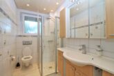 Schönes Zweifamilienhaus mit Garten in ruhiger Lage von Hamburg-Hausbruch - Badezimmer (EG)
