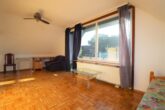 Schönes Zweifamilienhaus mit Garten in ruhiger Lage von Hamburg-Hausbruch - Wohnzimmer mit Balkon (OG)