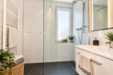Komplett renovierte 4-Zimmer-Wohnung mit großzügigem Balkon und idyllischem Blick ins Grüne - Duschbad