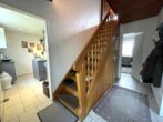 Einfamilienhaus mit großem Grundstück in absolut ruhiger Lage von Tornesch - Flur mit Treppe ins Obergeschoss