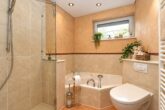 Wohnen auf zwei Ebenen: Großzügige Maisonettewohnung in Norderstedt-Garstedt - Vollbad mit separate Dusche