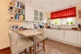Wohnen auf zwei Ebenen: Großzügige Maisonettewohnung in Norderstedt-Garstedt - Offene Küche
