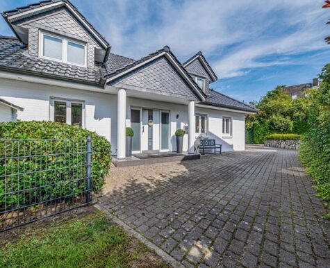 Luxuriöses Einfamilienhaus mit großem Anwesen!, 25474 Ellerbek, Einfamilienhaus