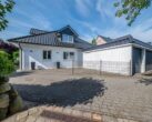 Luxuriöses Einfamilienhaus mit großem Anwesen! - Drei Garagenstellplätze