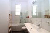 Stilvolle 7,5-Zimmer-Stadtwohnung in Ottensen – großzügig & zentral - Badezimmer 1