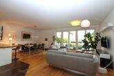 Luxuriös möblierte Neubauwohnung mit Balkon, Designküche & Top-Lage - Wohnzimmer