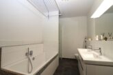 Luxuriös möblierte Neubauwohnung mit Balkon, Designküche & Top-Lage - Hauptbadezimmer