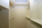 Luxuriös möblierte Neubauwohnung mit Balkon, Designküche & Top-Lage - Ankleideraum