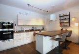 Luxuriös möblierte Neubauwohnung mit Balkon, Designküche & Top-Lage - Küche