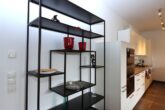 Luxuriös möblierte Neubauwohnung mit Balkon, Designküche & Top-Lage - Regal