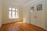 Exklusive Altbauwohnung mit Charme – 4 Zimmer, Balkone, beste Lage - Zimmer vorne rechts