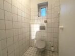 Geschäftshaus oder Baugrundstück in Einkaufsstraße von Barmstedt - WC Laden links