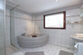 Attraktive Doppelhaushälfte in Top-Lage in Hamburg-Niendorf - Vollbad mit Dusche