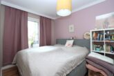 Nachhaltig modernisiert: Kernsaniertes Haus in HH-Fuhlsbüttel mit finalen Restarbeiten - 1. Schlafzimmer unten