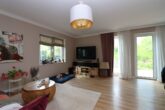 Nachhaltig modernisiert: Kernsaniertes Haus in HH-Fuhlsbüttel mit finalen Restarbeiten - Wohnzimmer
