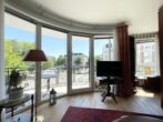 Eigentumswohnung mit Balkon, Aufzug und Tiefgaragenstellplatz in Eppendorf - große Fensterfront im Wohnbereich